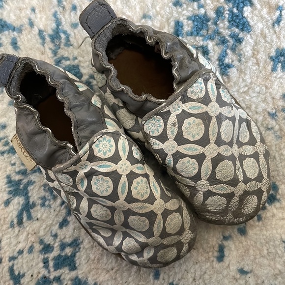 6-12 month baby shoes, 3 pairs + 1 pair of socks - Picture 4 of 6